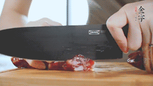 食材統(tǒng)統(tǒng)切成片，待用。