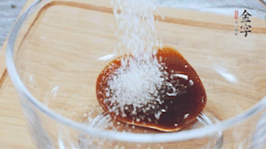 合上蓋子，啟動(dòng)電源煮飯。期間混合好調(diào)味汁。