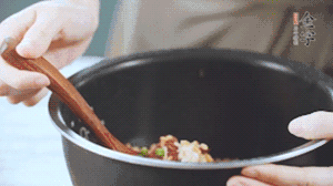 揭開鍋蓋，放上青菜，荷包蛋，就可以吃了。