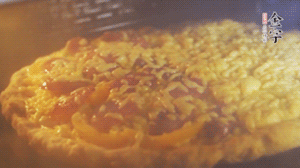 準(zhǔn)備好披薩餅皮，烤盤刷油后入烤箱預(yù)熱10分鐘，放上面餅后180度烤10分鐘。（現(xiàn)成買的披薩皮，就忽略此步驟）