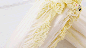 娃娃菜洗凈，對(duì)半切。