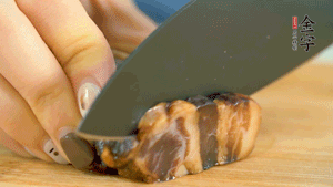 金字風(fēng)味醬肉切成片，上鍋蒸15分鐘。