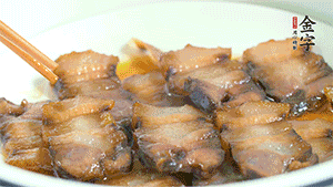 鋪上一片醬肉，撒點芝麻即可。