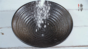 面粉加適量清水，攪拌成糊狀。