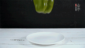 雞蛋打散，加青椒粒、蔥花攪拌。