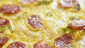 撒上一些芝麻，準備一些番茄醬，一份早餐就做好了。