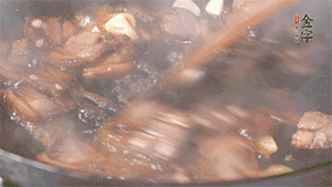 熱油下鍋，爆香蒜片。放入醬肉翻炒片刻后,下豌豆尖均勻翻炒。