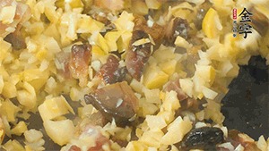 熱油起鍋，下醬肉丁炒香，再加入筍丁、適量水淀粉勾芡翻炒均勻。