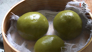 青團上沸水鍋中蒸10分鐘即可。