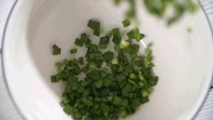 韭菜洗凈，切粒。