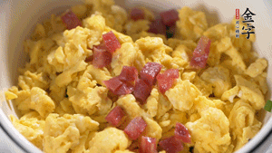 將香腸、韭菜、雞蛋攪拌均勻，可適當(dāng)加玉米油、十三香、味精調(diào)味。