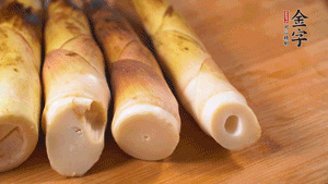 春筍剝?nèi)ネ鈿?，切成滾刀塊。