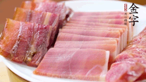 擺盤后鋪上老豆腐，淋點(diǎn)料酒，灑點(diǎn)白糖上鍋蒸20分鐘。