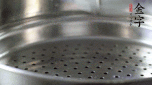 出鍋后，倒扣臘味，撒上蔥花即可。