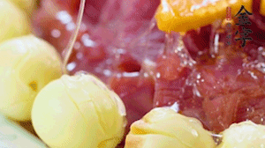 出鍋前10分鐘淋上蜂蜜，倒扣出來撒上桂花，擺上胡蘿卜裝飾即可。