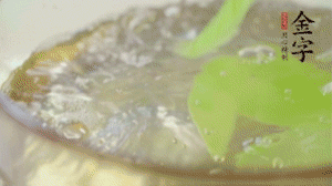 萵筍去皮切片，加鹽焯水。