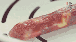 香腸蒸至半熟切片，筍切丁備用。