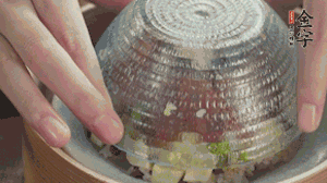 碗倒扣到盤中，擺上焯水后的熟蝦仁即可。