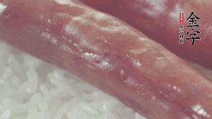 關(guān)上蓋子，煮到米飯露出時(shí)。