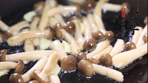 熱油下鍋煸香蒜末，依次加蟹味菇、香腸、西蘭花均勻翻炒，放適量水燜煮3分鐘。