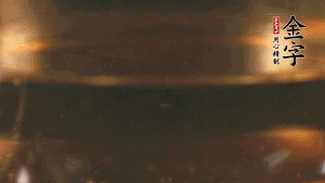 冷水下鍋，加入牛仔骨、姜片焯水備用。