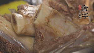 鍋中加熱適量油，加入姜和牛仔骨炒至外表呈金棕色。