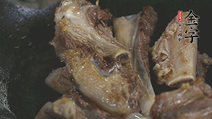 加入白蘿卜、料酒、水、火腿煮40分鐘。