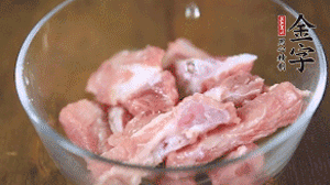 切成小段的排骨洗凈后，加姜片焯水3分鐘。