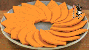 秋葵、南瓜交叉擺在盤中，然后香腸片置于上面，擺成花環(huán)狀。