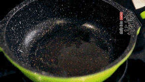 盆中放入炒好的蘿卜絲、香腸等食材，加粘米粉、澄粉，一邊倒香菇水，一遍攪拌成稀糊狀。（加入少量的澄粉可以讓蘿卜糕質(zhì)地柔軟又充滿彈性，而且還可以增加成品的透明感。 ）