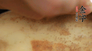 金字香腸切片，藕去皮切薄片備用。