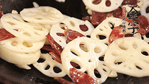 依次下香腸片、藕片翻炒均勻，加適量清水燜熟。