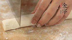 均勻切段后搓成長條狀，繞到香腸上，以紅豆點綴眼睛。