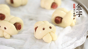 上鍋大火蒸20分鐘后，關(guān)火燜5分鐘就可以了。