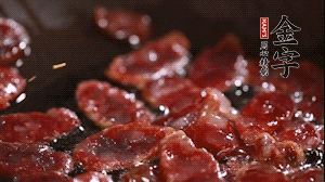 鍋中油7成熱時(shí)，香腸片翻炒均勻，然后依順序加胡蘿卜絲、小青菜、面條。