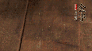 小玉米洗凈，對(duì)切。