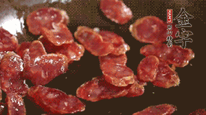 鍋中油7成熱時(shí)，，先放香腸煸香，再放荷蘭豆、小玉米均勻翻炒。（可淋點(diǎn)料酒或清水讓香腸口感軟一些）