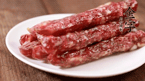 金字香腸切成薄片。