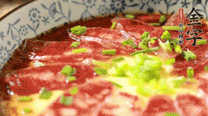 出鍋前淋上少許生抽、香油調(diào)味，撒上蔥花就可以了。