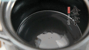 依次把排骨、玉米、蓮藕、荸薺放入砂鍋中。（根據(jù)食材的難易熟度放置，難熟的放下面，其他湯品也是一樣。）