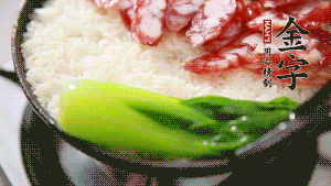 5分鐘后，在鍋邊用勺子淋一圈少少的油。打雞蛋，放青菜，把調(diào)好的醬汁倒入。（在米飯周圍用小勺沿著鍋邊淋上一圈油，是為了吃到地道的鍋巴。這個過程可以稍微轉(zhuǎn)動下鍋，使四壁受熱均勻。）