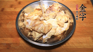 筍干冷水泡發(fā)至軟，切成小段，生姜切成片備用。