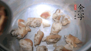 將汆燙好的豬蹄塊、蹄片 、筍段、姜片放入鍋中，放黃酒調(diào)味。