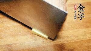 將雞、生姜片、火腿片放入砂鍋中，注入清水淹沒雞身。（燉湯最適宜冷水下鍋，隨著水溫的慢慢升高，原料會充分釋放出營養(yǎng)。）