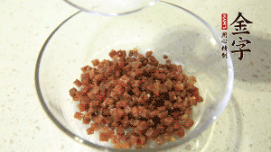 【月餅餡】2．火腿丁、白砂糖、蜂蜜攪拌腌漬2小時。