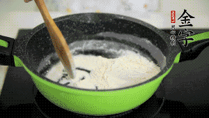 【月餅餡】3．把面粉放入干凈的炒鍋，小火加熱不斷翻炒，至呈微黃色熟透。在腌漬好的火腿丁中加熟面粉，拌勻后，加黃油拌勻揉搓成12個小球，放冰箱冷藏備用。