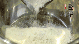 【油皮】1．將油皮材料放入料盆中，緩緩加100ml水，攪拌成雪花片狀。在案板上反復(fù)揉搓成有一定筋度的光潔面團(tuán)，搓成12個團(tuán)子。