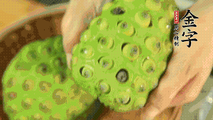 從蓮蓬中取出新鮮蓮子，剝?nèi)ネ鈿ず?，再小心剝?nèi)グ咨∧ぁ＃▌兊舭咨∧さ纳徸涌诟猩蠒?huì)更嫩，入口更顯清甜）