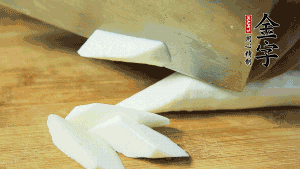 生姜刮去皮切成片，山藥去皮洗凈切成小塊備用。（山藥建議選擇軟糯的鐵棍山藥，口感上更好喲~）