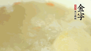 然后再放紅棗、枸杞，調和湯品味道，小火燉煮1小時。